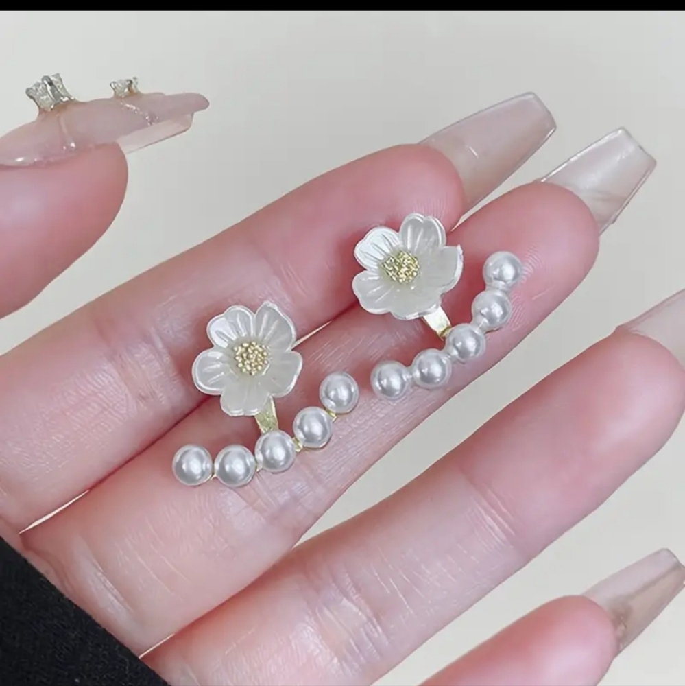 Flower Shaped Pearl Stud Earrings - Picture 2 of 4